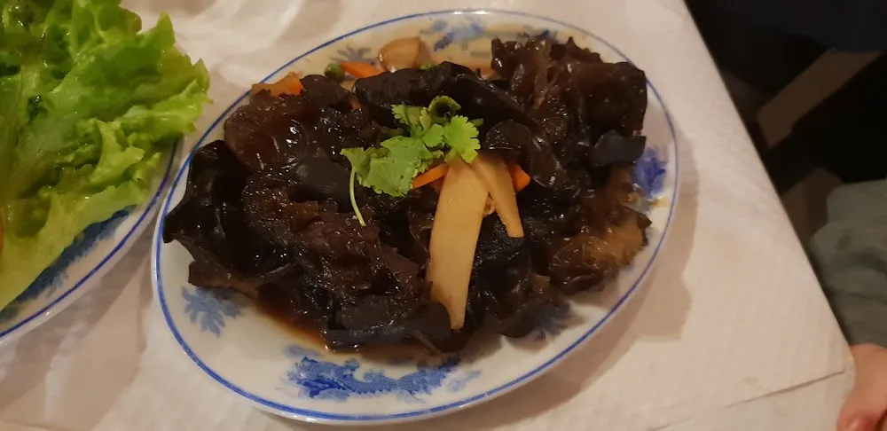 Champignons Noires Et Pousses de Bambou